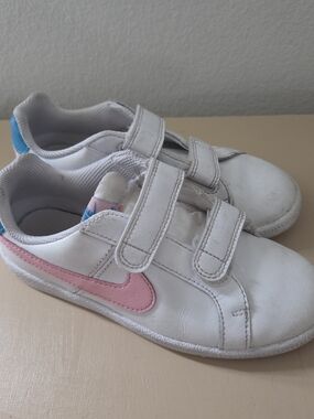 Nike Court Royale Kids White Sneakers with Pink Swoosh Girls 13.5 C shoes